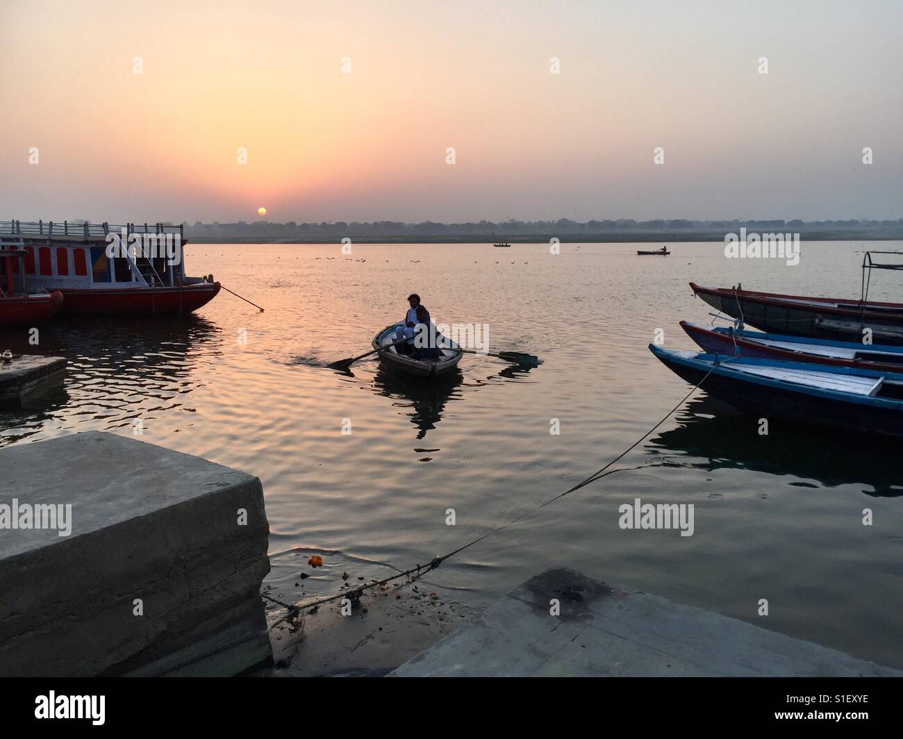 Alba sul fiume Gange a Varanasi, India - Immagine stock catturata con smartphone