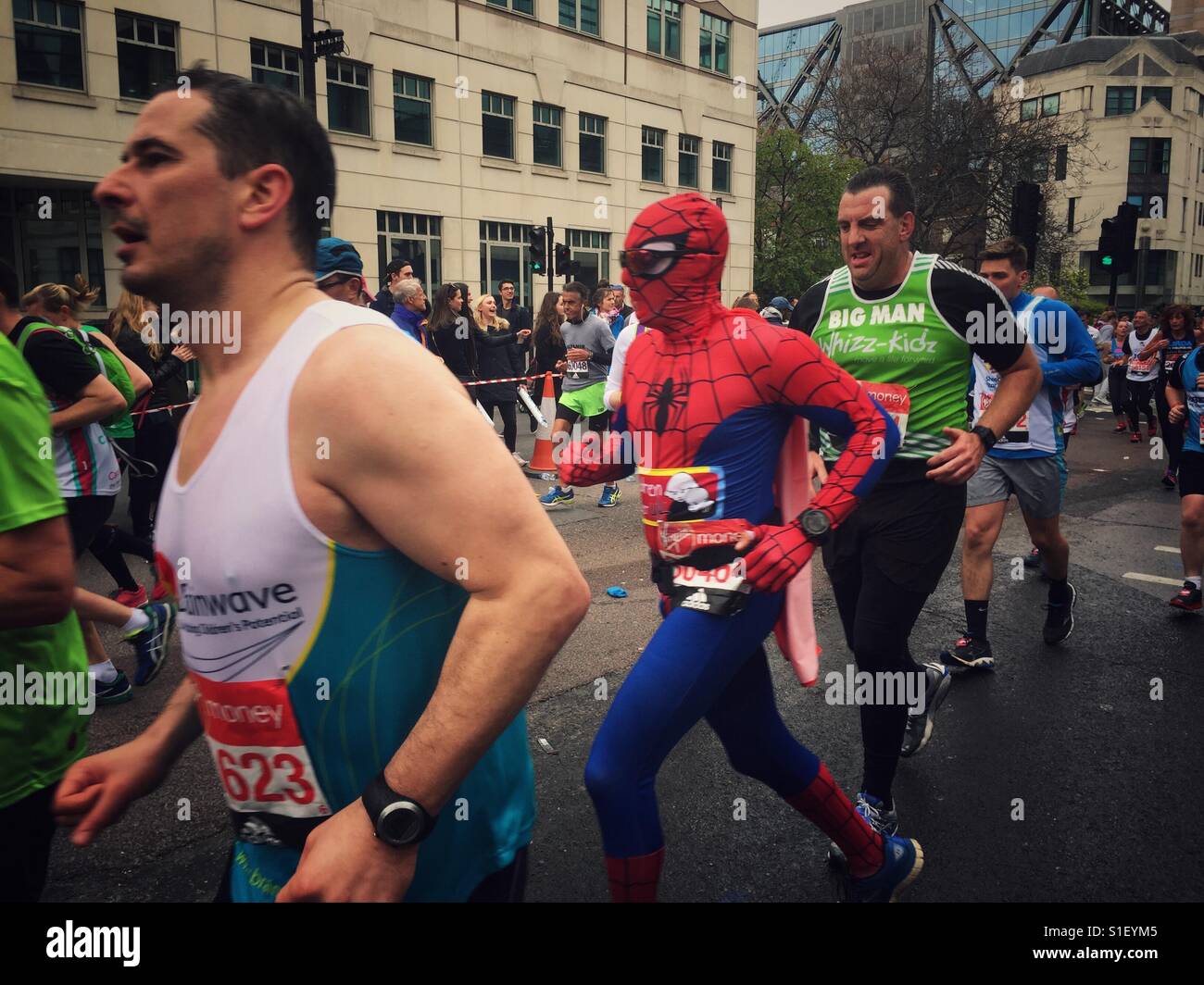 I partecipanti eseguono nella maratona di Londra nel 2016 Foto Stock