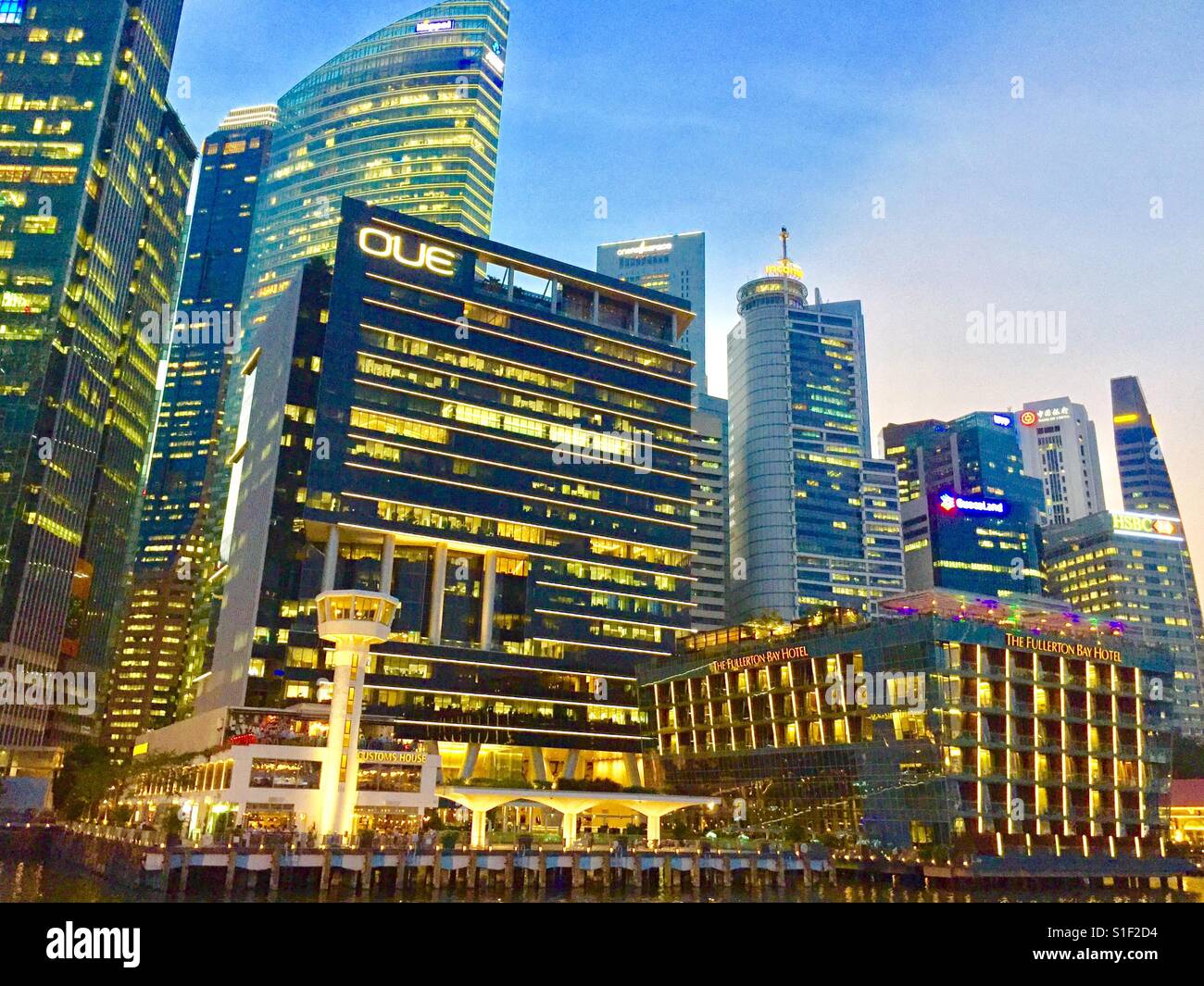 Lo skyline di Singapore - Uno Fullerton Bay con Raffles Place in background Foto Stock