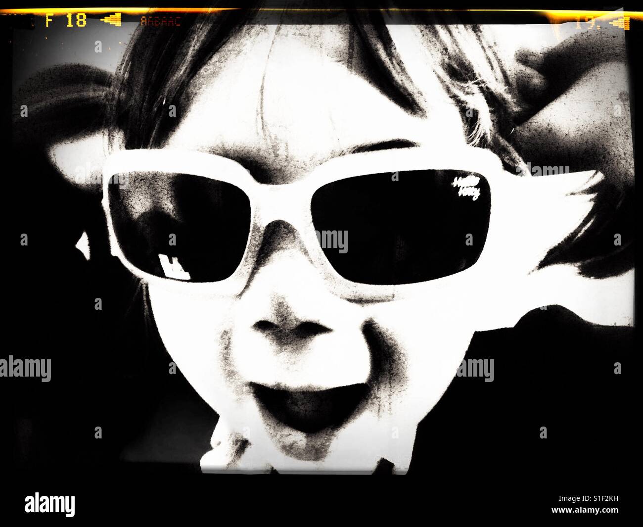 Presentazione della ragazza in occhiali da sole con pigtail Foto Stock