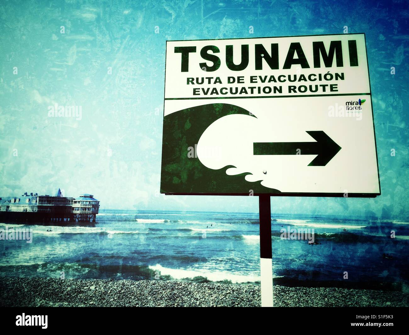 Allarme Tsunami segno sulla spiaggia a Lima in Perù Foto Stock