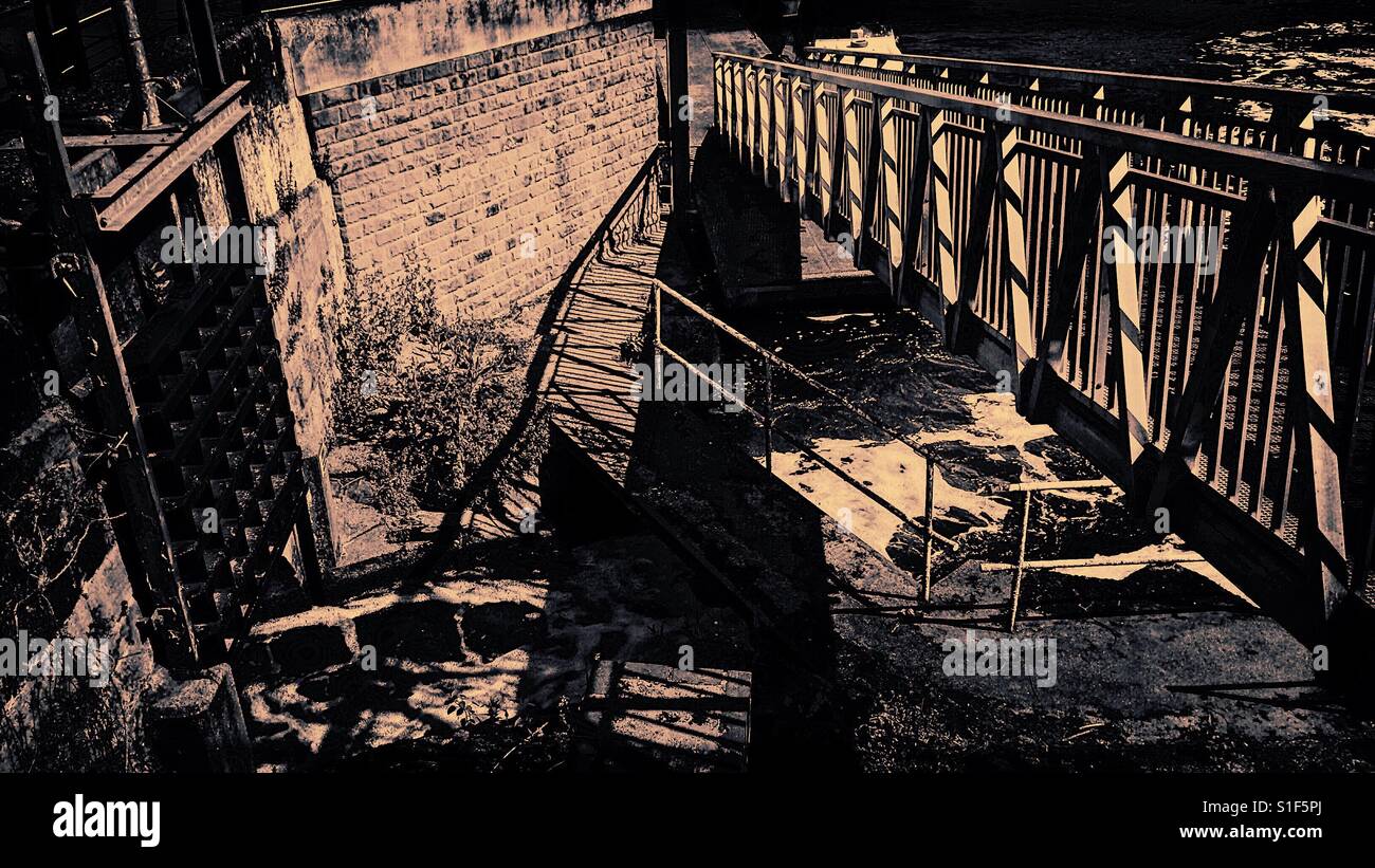 Fiume Trento saracinesca, Nottingham, Nottinghamshire, East Midlands, Inghilterra - Immagine stock catturata con smartphone