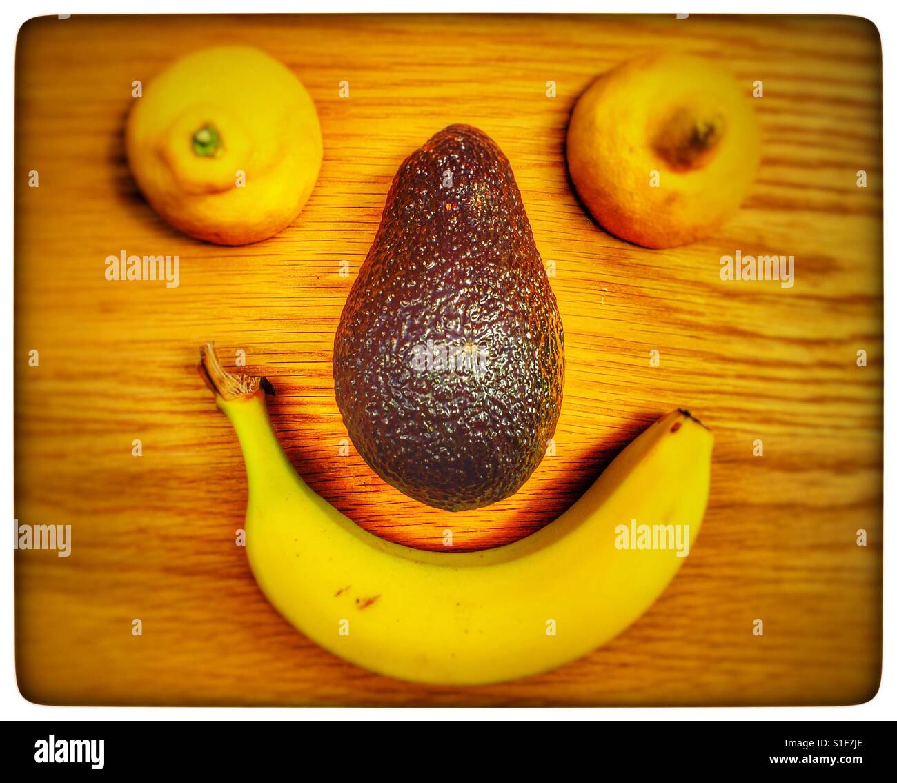 Faccia dell'avocado! - Immagine stock catturata con smartphone