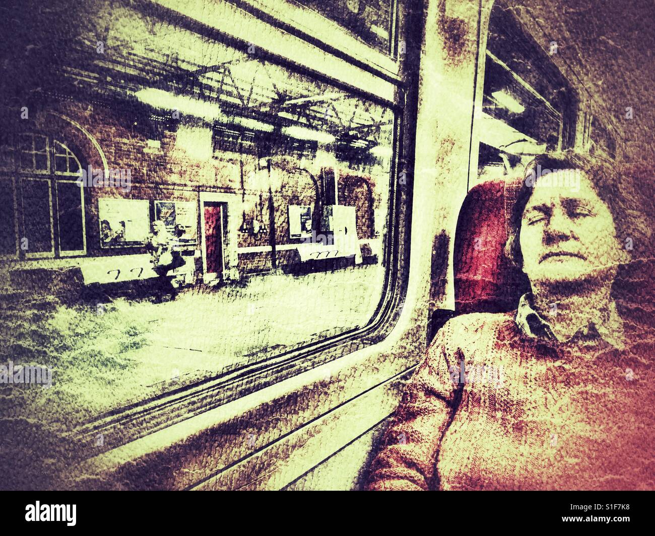 La donna addormentata su un treno Foto Stock