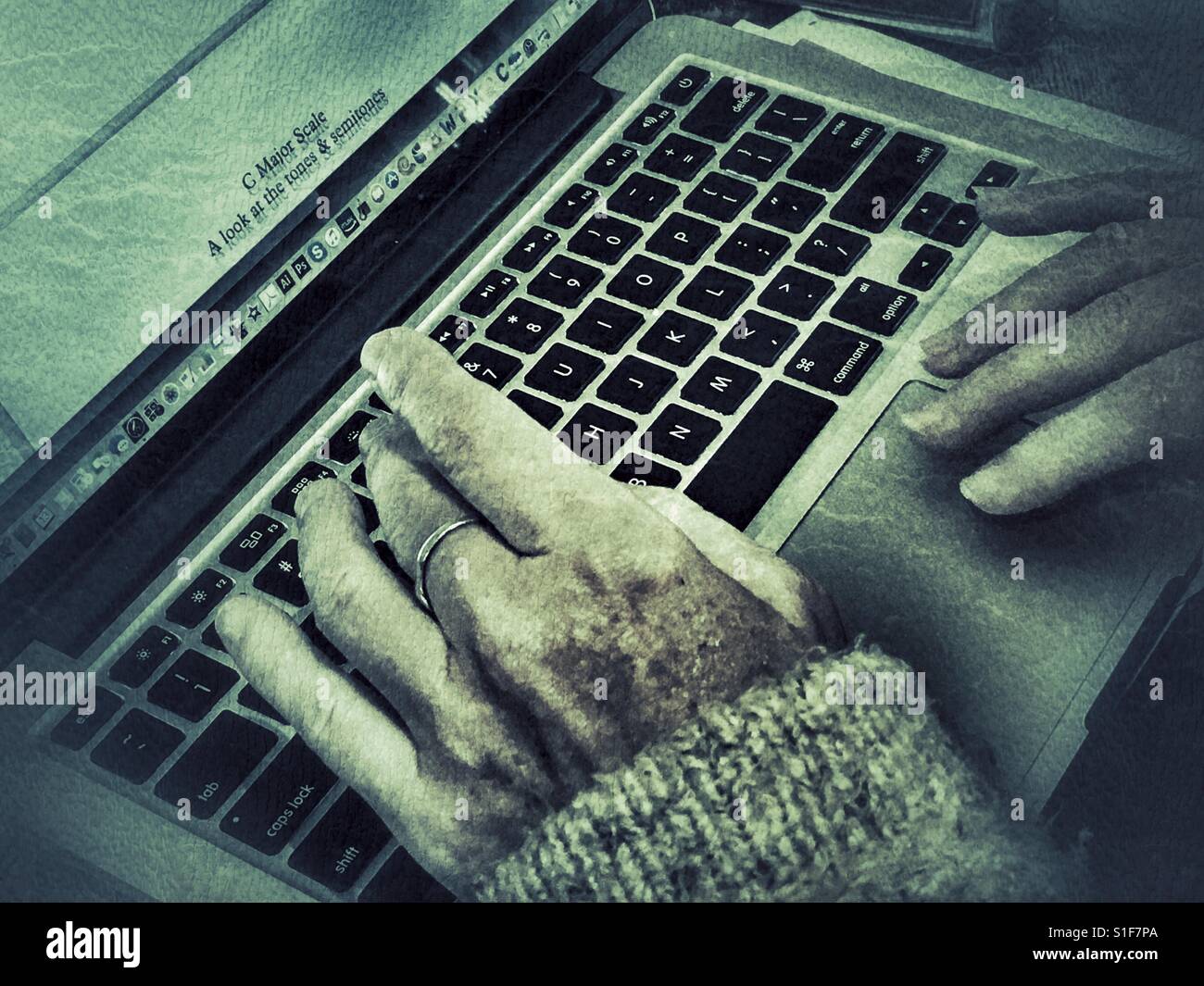 La donna le mani sul computer portatile tastiera e trackpad Foto Stock