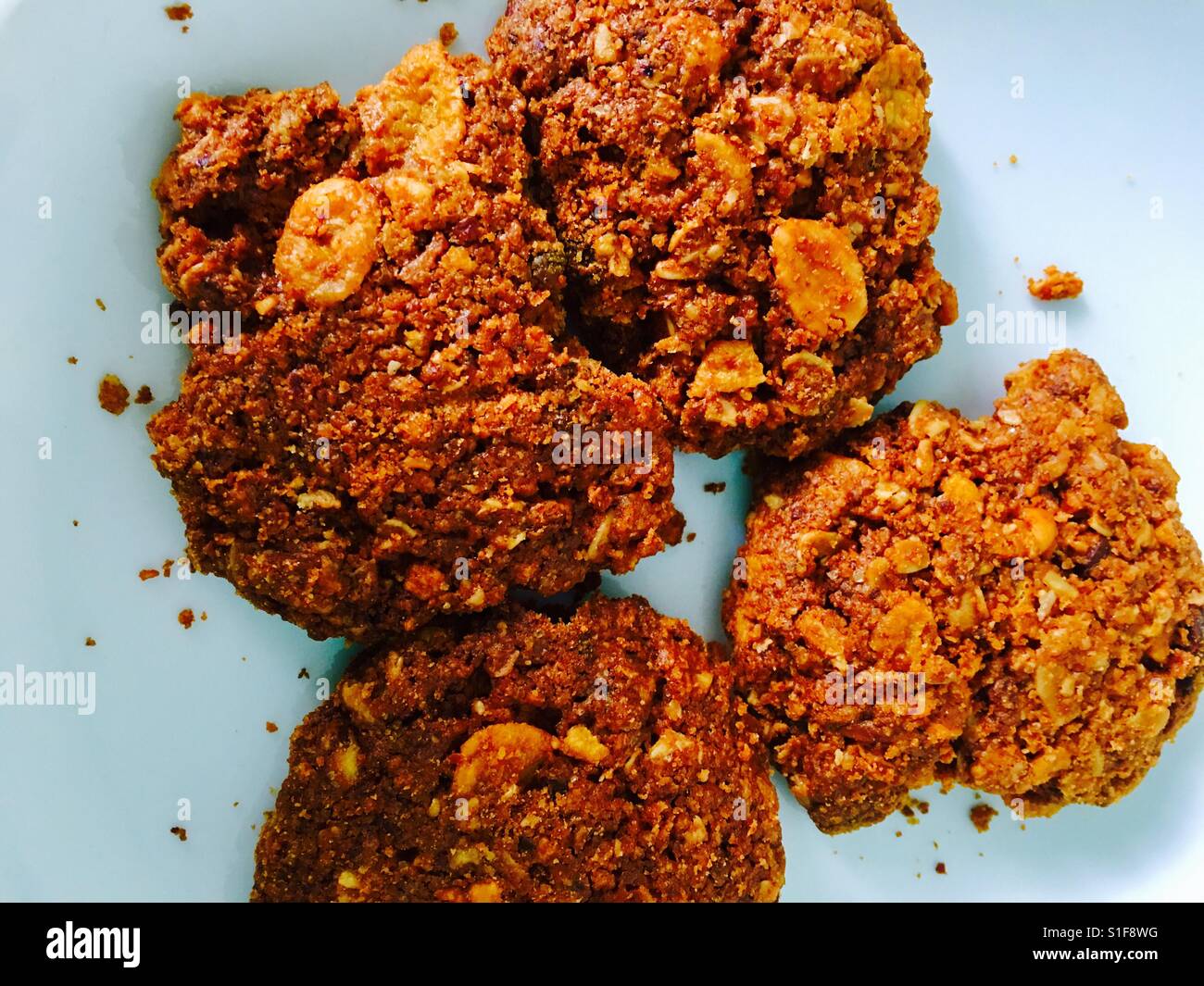 Vegano deliziosi biscotti con arachidi e avena - Immagine stock catturata con smartphone