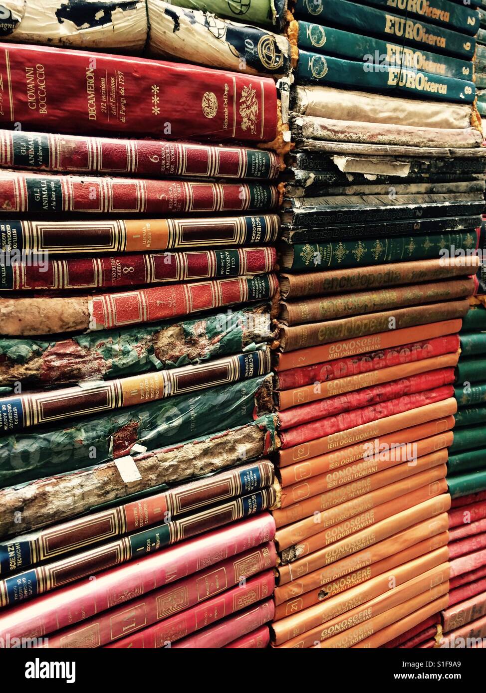 Una pila di libri presso la Libreria acqua alta book shop, Venezia, Italia Foto Stock