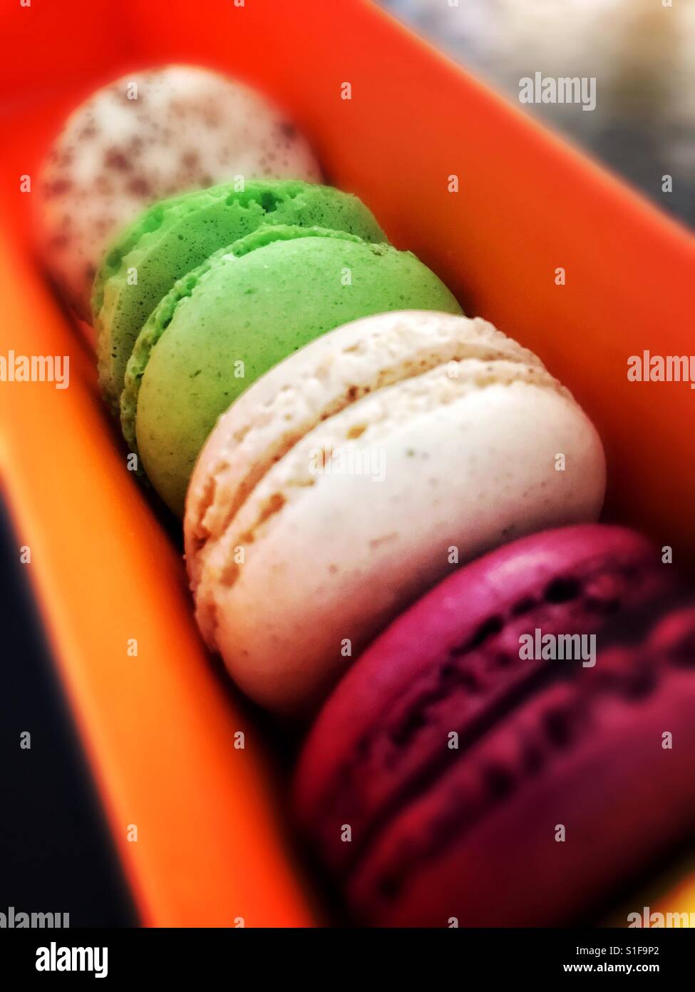 Una scatola di macarons Foto Stock