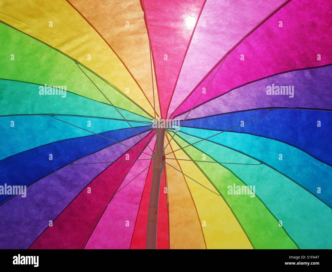 Guardando verso l'alto un colorato ombrellone Foto Stock