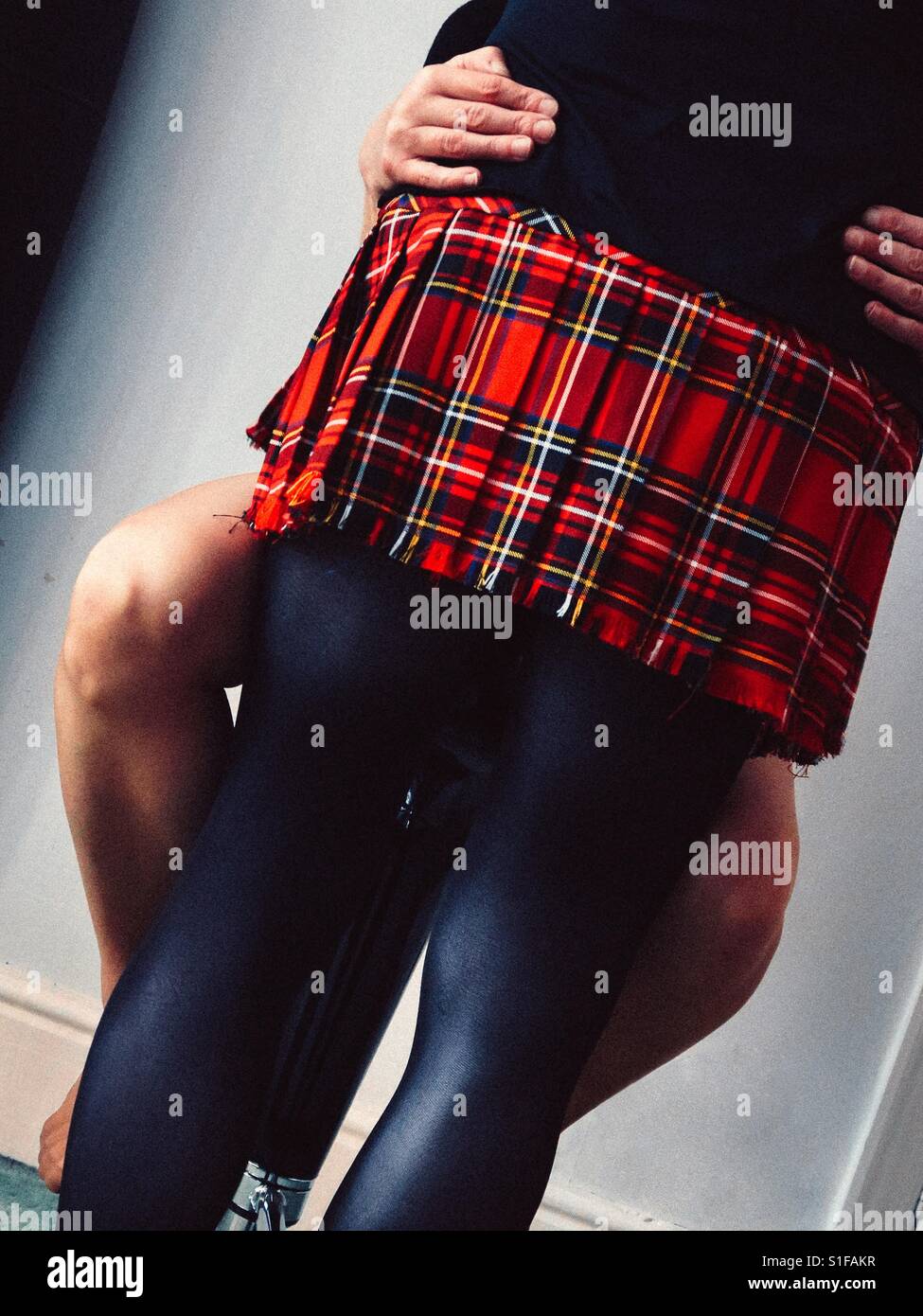 Coppia femminile che abbraccia ogni altro Foto Stock