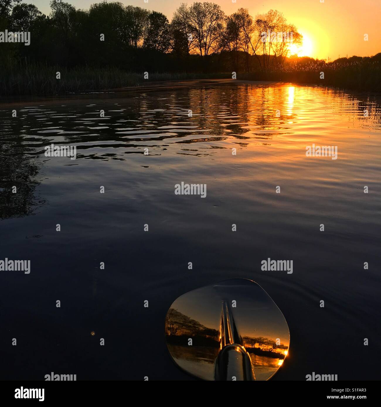 Il kayak sul lago e la riflessione dell'orizzonte sulla paletta Foto Stock