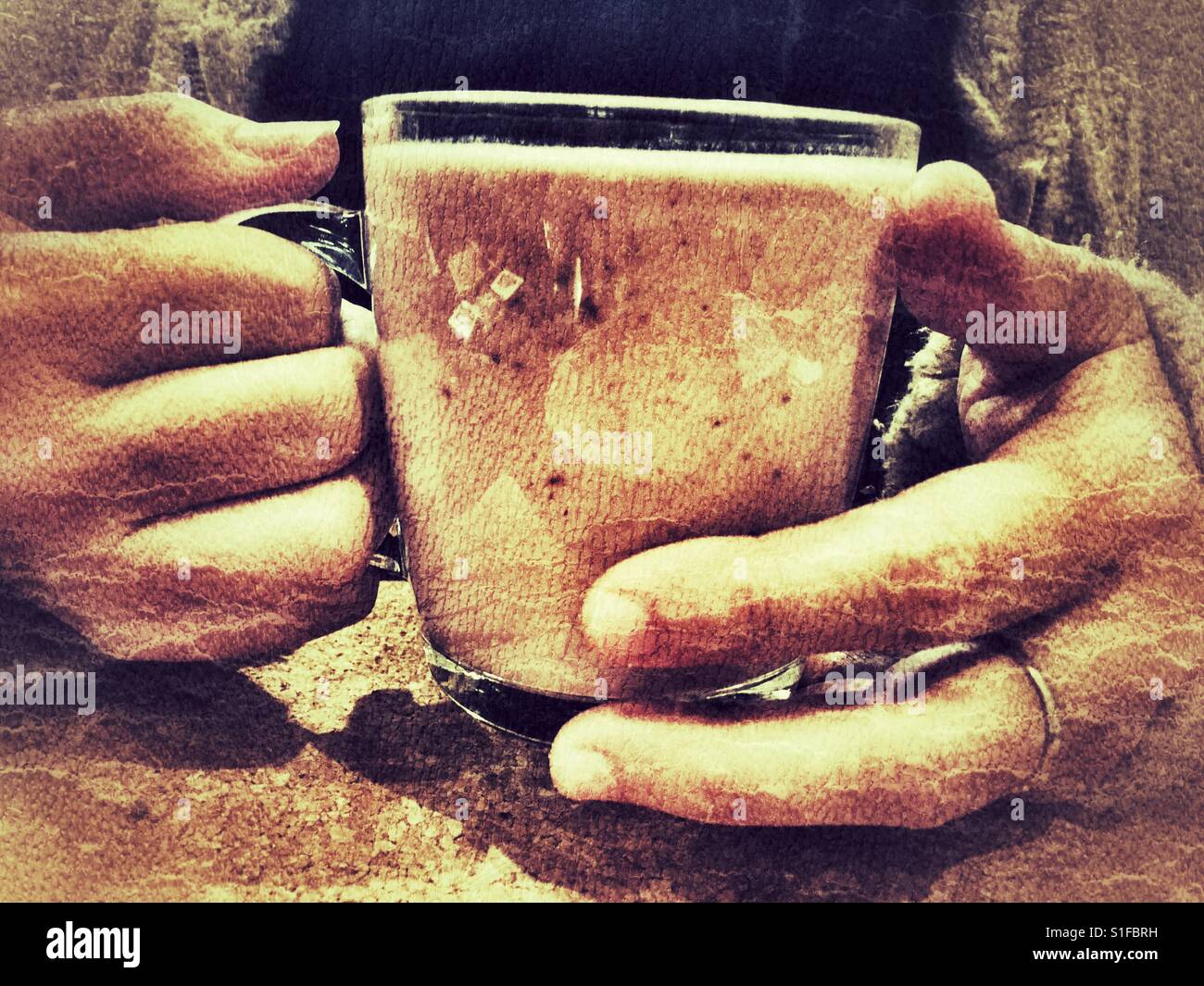 Donna che mantiene freschi rosa frullato di frutta - Immagine stock catturata con smartphone