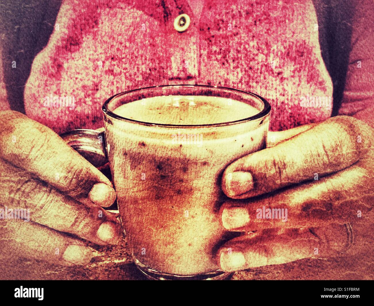 La donna in rosa azienda preparata di fresco rosa frullato di frutta - Immagine stock catturata con smartphone