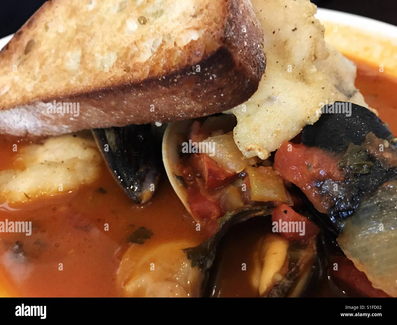 Un pesce stufato portoghese con pane Foto Stock