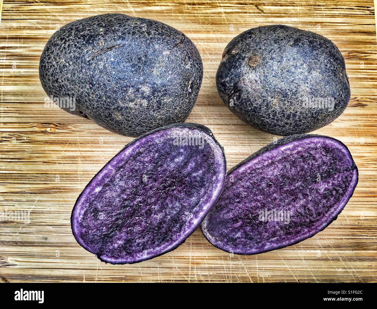 Viola, patate, insalata varietà blu, anche denominato Dragon uovo. - Immagine stock catturata con smartphone