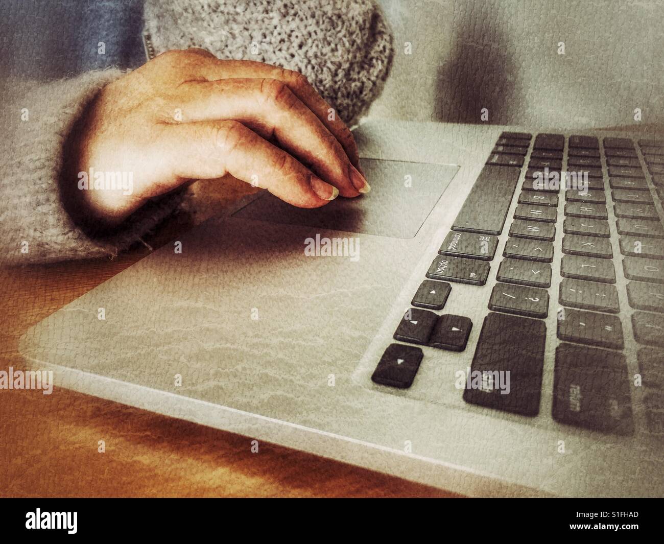 Mano sul trackpad dei computer portatili - Immagine stock catturata con smartphone