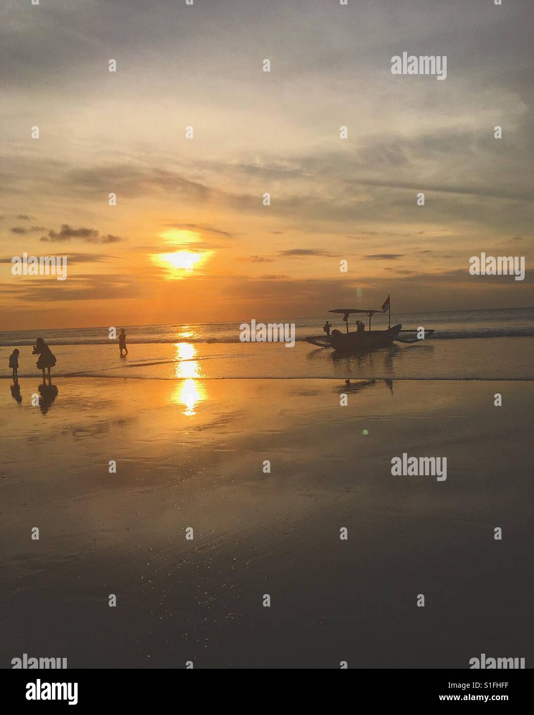 Bel tramonto sulla spiaggia di Bali. Foto Stock