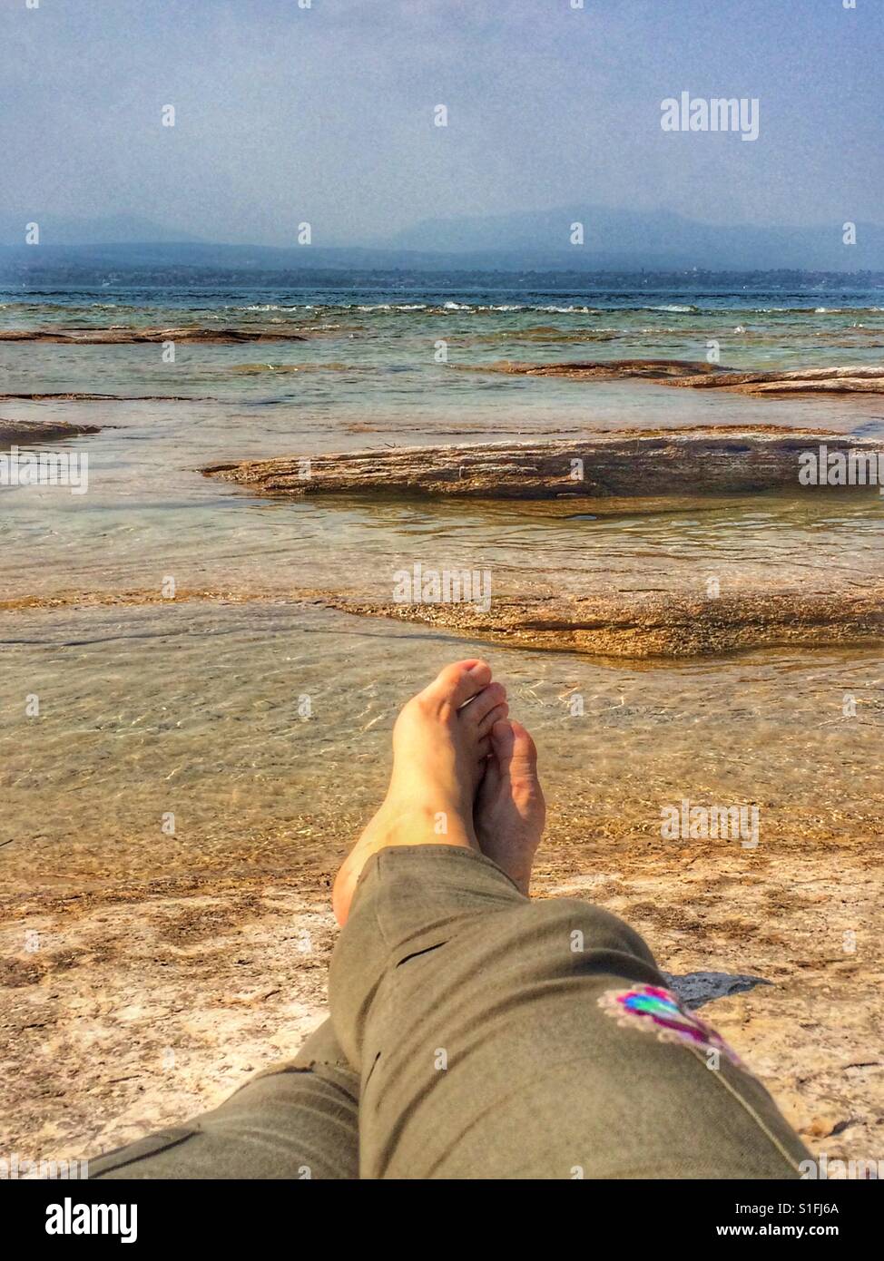Potrete rilassarvi su una giornata di Primavera al lago. Spiaggia Jamaica, Sirmione, Italia Foto Stock