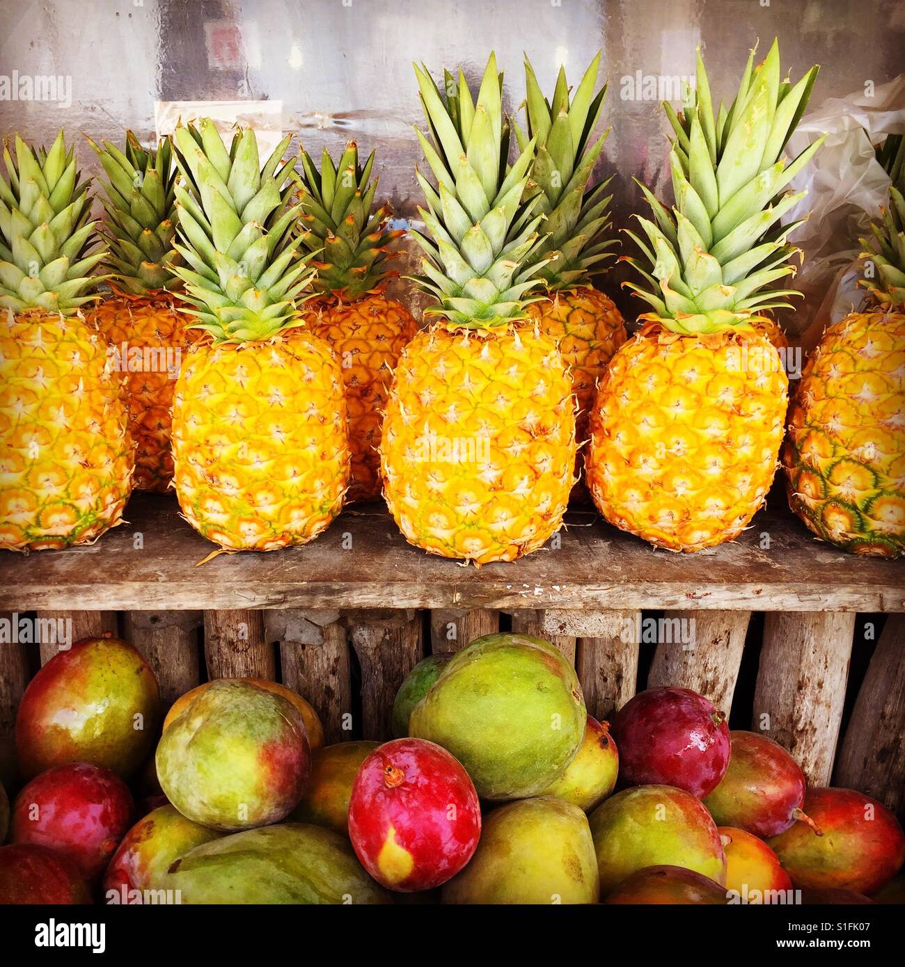 Ananassi con mango - Immagine stock catturata con smartphone