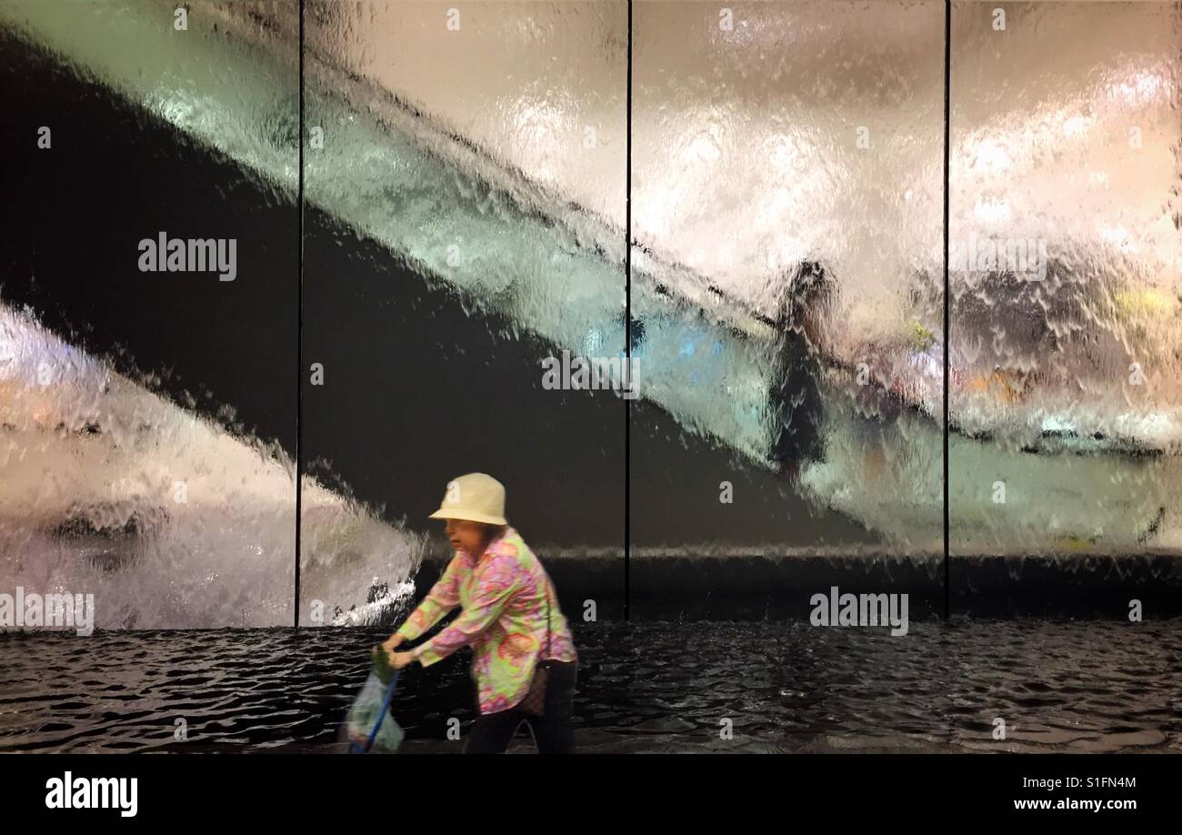 Amanti dello shopping - Immagine stock catturata con smartphone Amanti dello shopping - Immagine stock catturata con smartphone