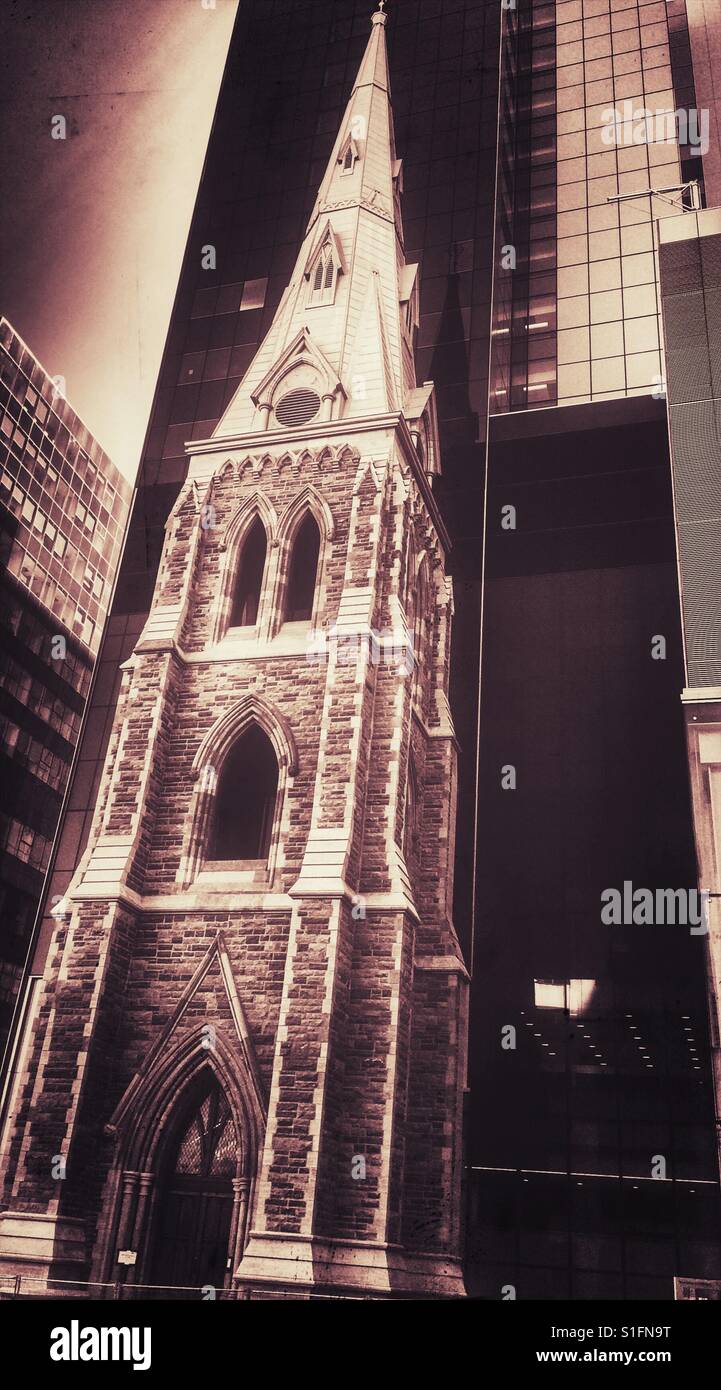 Chiesa accanto all edificio moderno, Montreal, Quebec, Canada Foto Stock