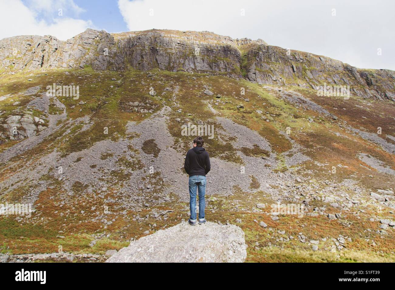 Uomo che guarda un vasto paesaggio in Irlanda montagne Foto Stock