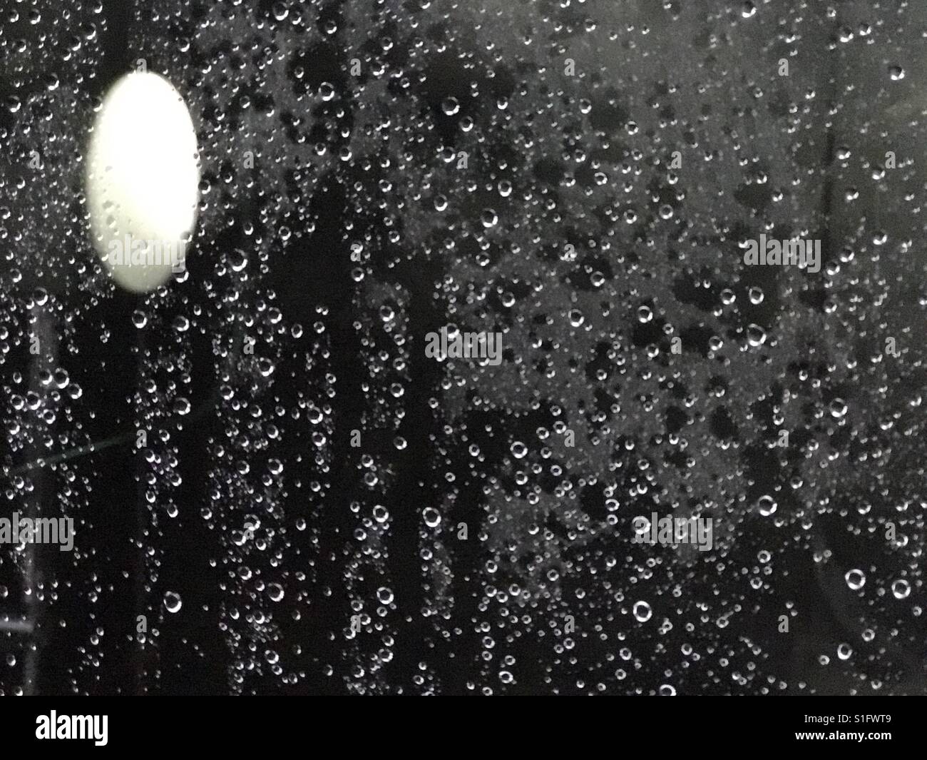 Gocce di pioggia sul vetro - Immagine stock catturata con smartphone