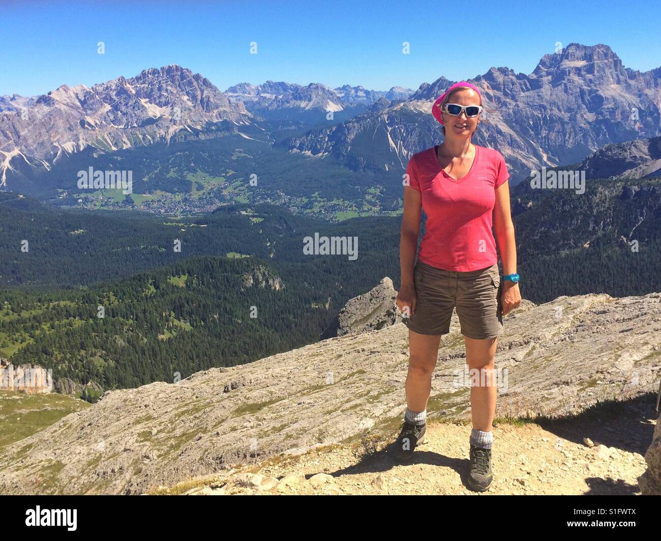 Donna sulla cima di una montagna. Nuvolau, Cortina d'Ampezzo, Italia - Immagine stock catturata con smartphone