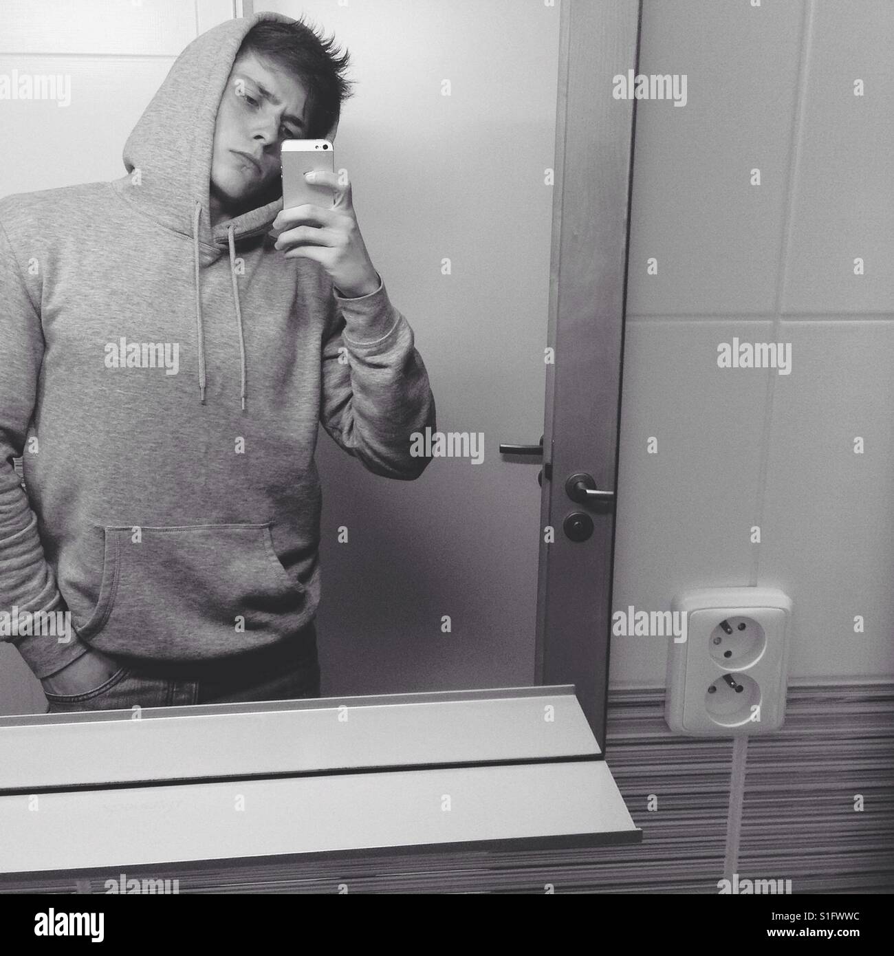 Selfie ragazzo specchio immagini e fotografie stock ad alta risoluzione -  Alamy