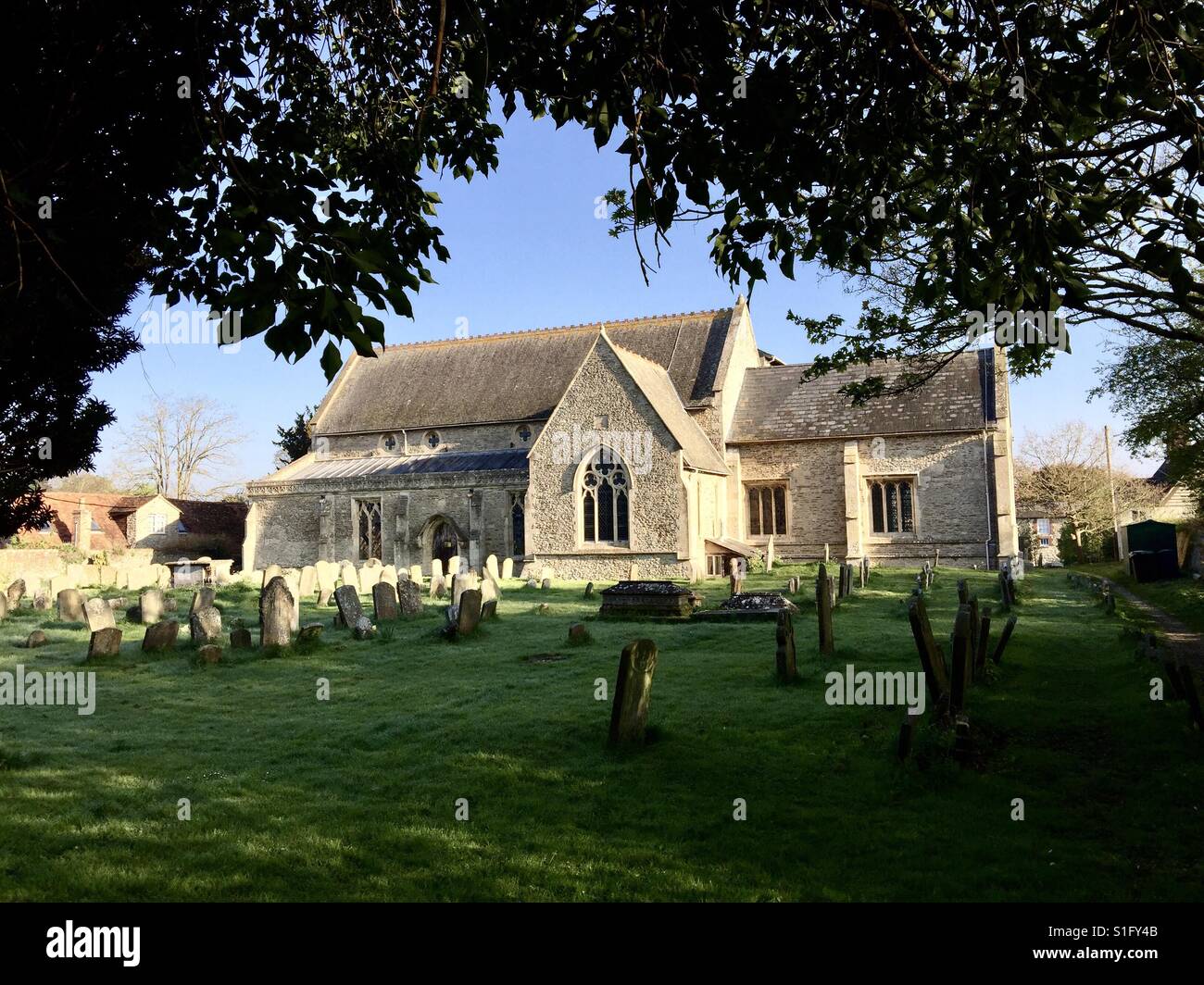 La chiesa di San Giacomo il Grande, West Hanney, Oxfordshire, Regno Unito visto dal cimitero. Foto Stock