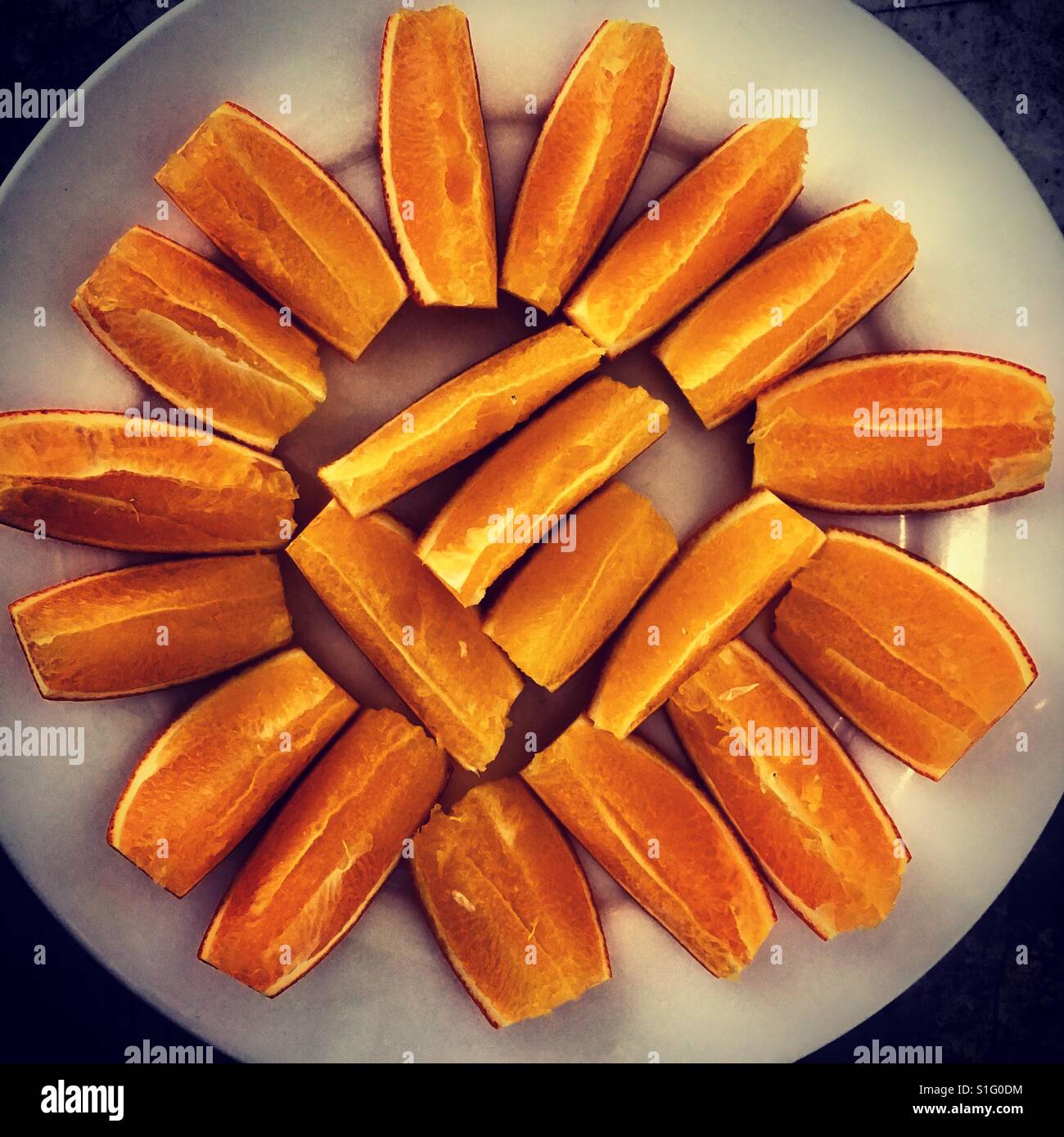 Orange tagliato in fette di vista in pianta di una piastra - Immagine stock catturata con smartphone Orange tagliato in fette di vista in pianta di una piastra - Immagine stock catturata con smartphone