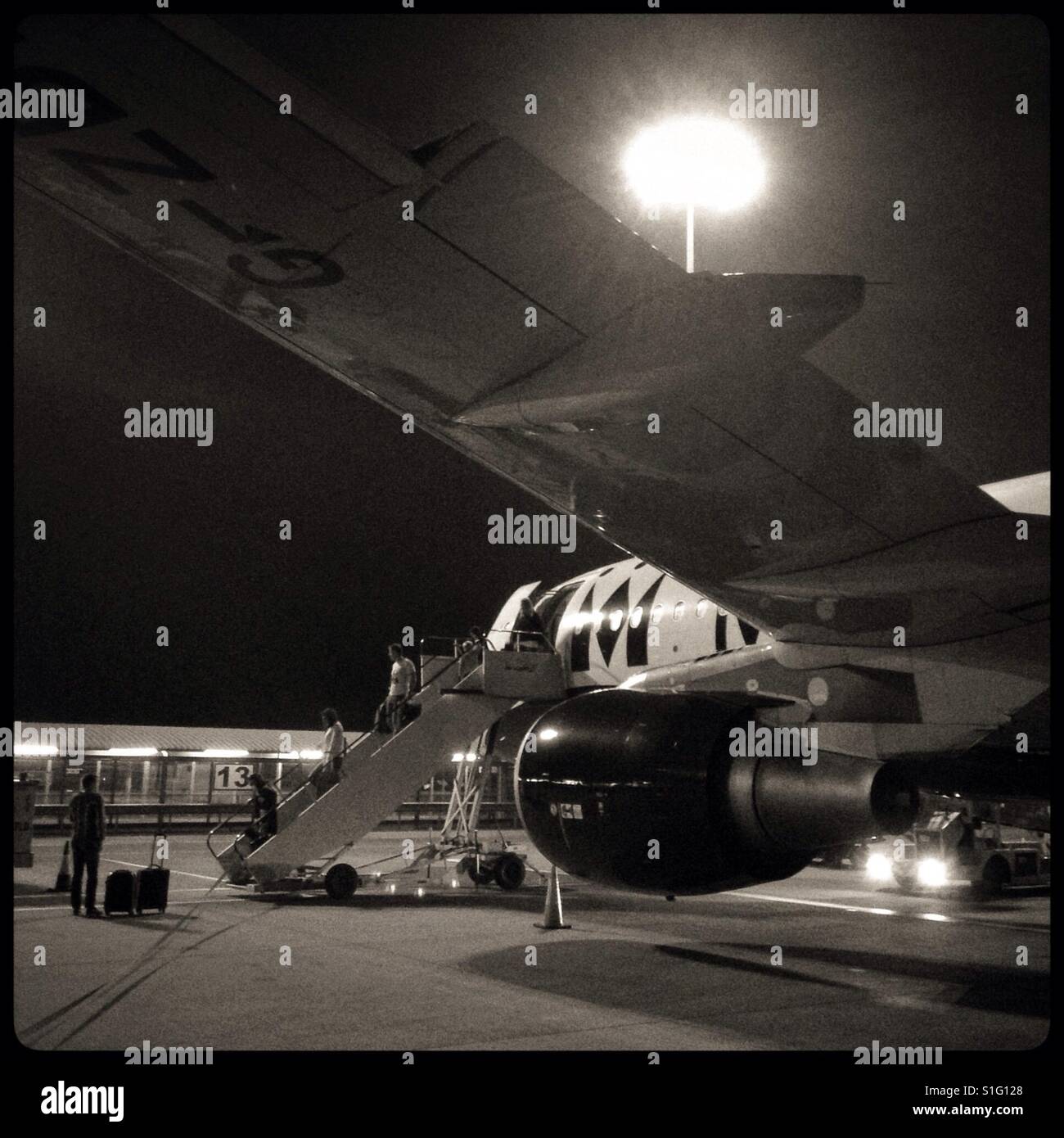 La Monarch Airlines aereo è atterrato all'aeroporto di Leeds Bradford di notte, Leeds, Regno Unito. Foto Stock