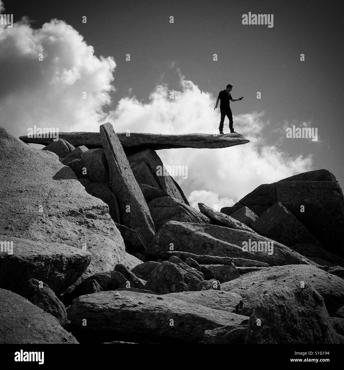 Scalatore sulla Pietra a sbalzo sul Glyder Fach, Snowdonia mountain range, il Galles. Foto Stock
