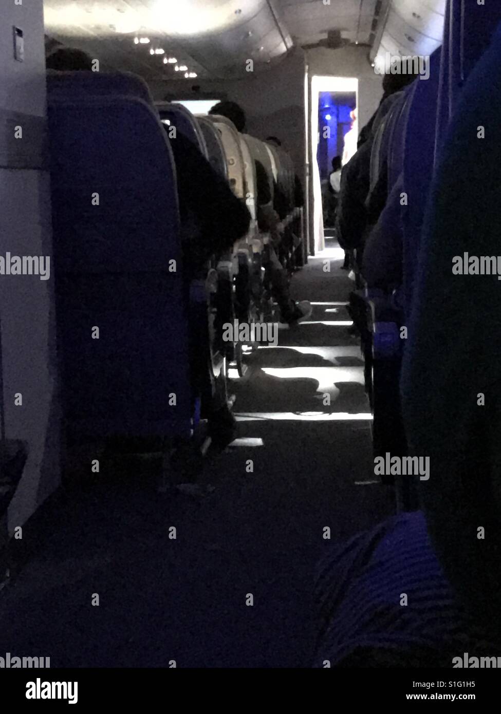 Una notte a bordo del velivolo. Un volo notturno con la maggior parte dei passeggeri in stato di stop Foto Stock