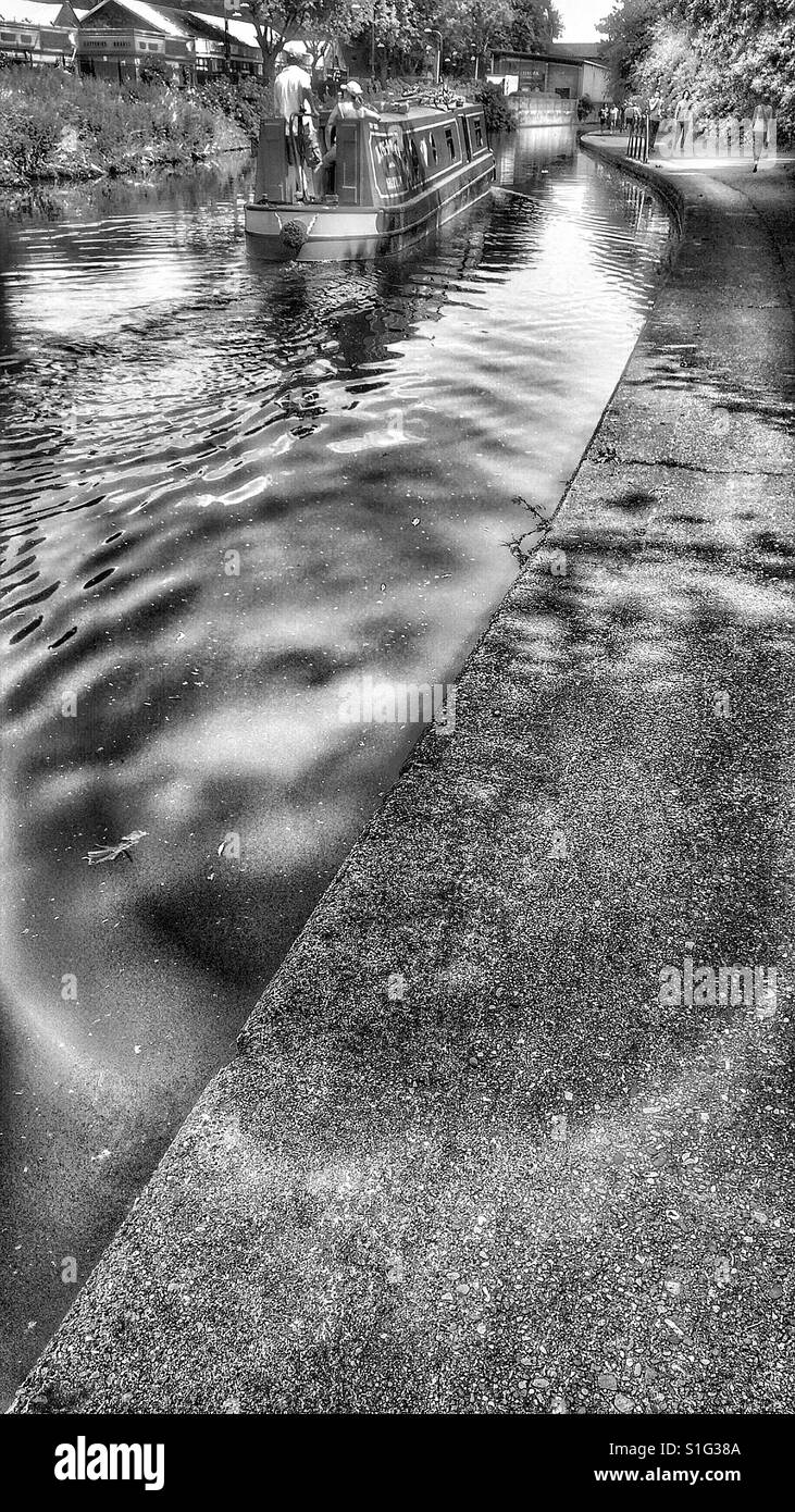 Chiatta galleggiante sul Nottingham Beeston canal, Nottinghamshire, East Midlands, Inghilterra - Immagine stock catturata con smartphone