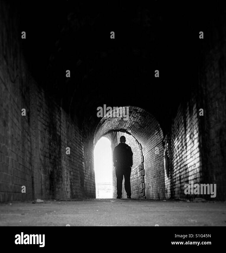 Uomo in un tunnel. Foto Stock