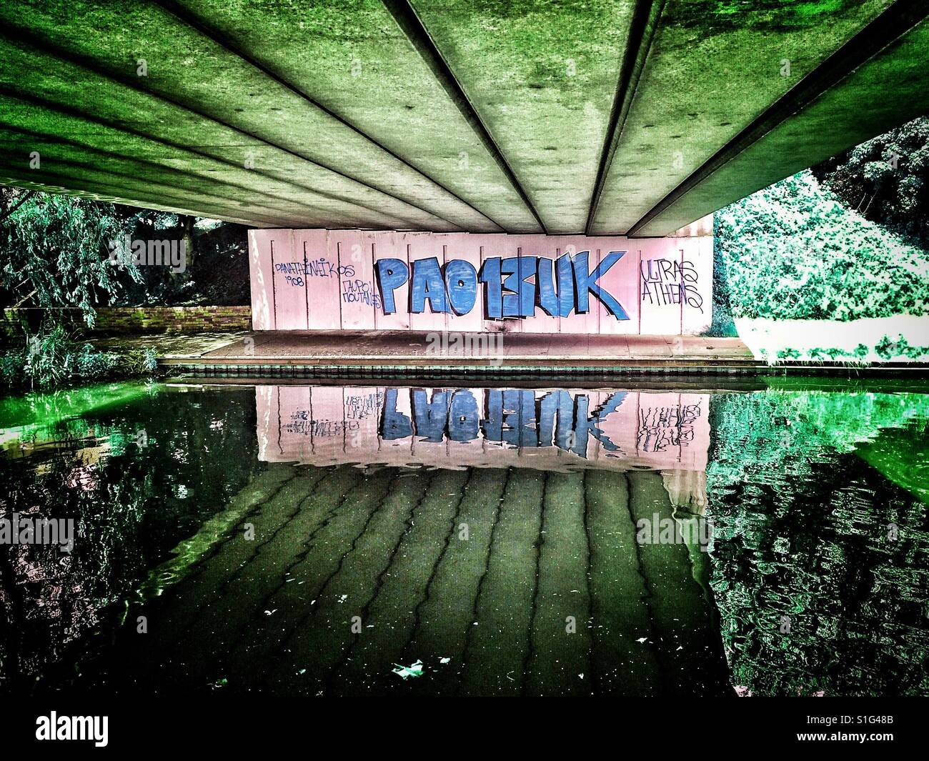 Graffiti fantasia di riflessione - Immagine stock catturata con smartphone