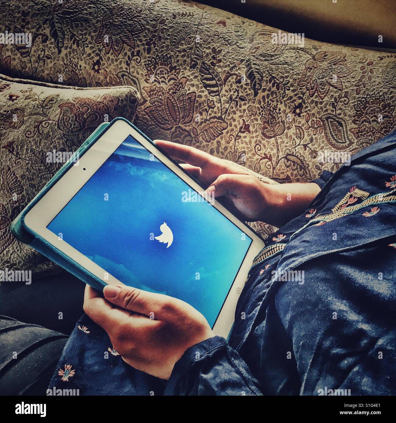 Accesso al social media su un iPad - Immagine stock catturata con smartphone