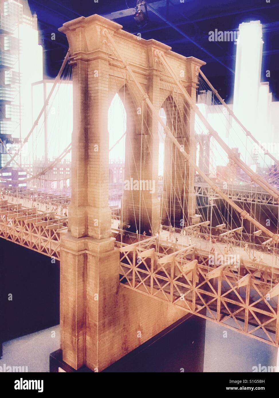 Modello in miniatura del ponte di Brooklyn a Gullivers gate Museum, Times Square NYC, STATI UNITI D'AMERICA - Immagine stock catturata con smartphone