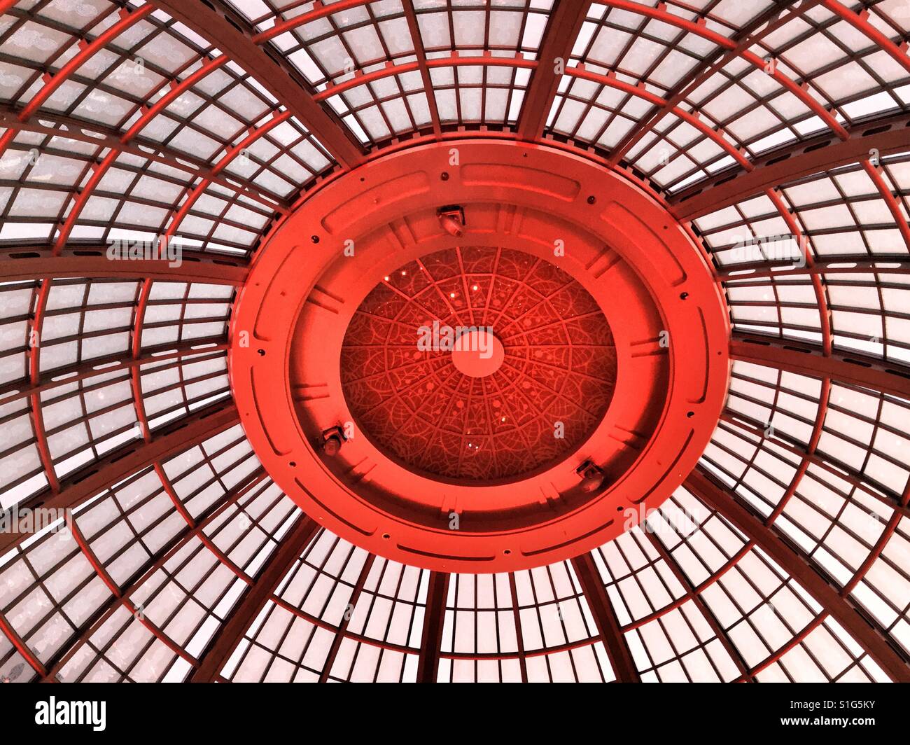 Vetro rosso soffitto a cupola. Foto Stock