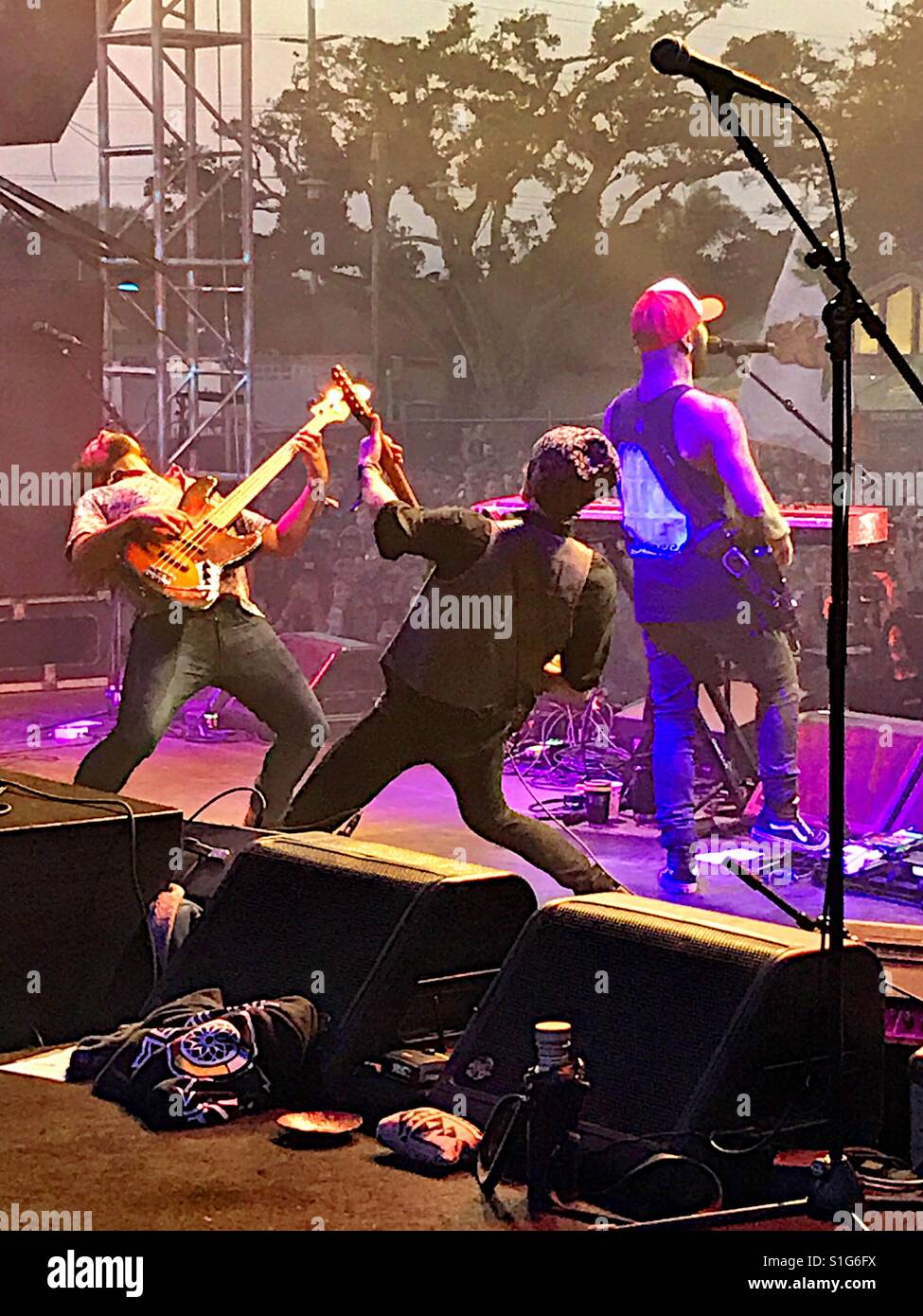 Dueling guitars, California Roots Festival di musica - Immagine stock catturata con smartphone