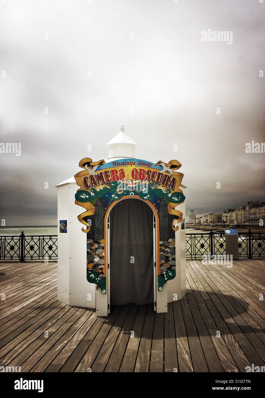 Camera Obscura posto sul molo di Hastings in Inghilterra, Regno Unito - Immagine stock catturata con smartphone