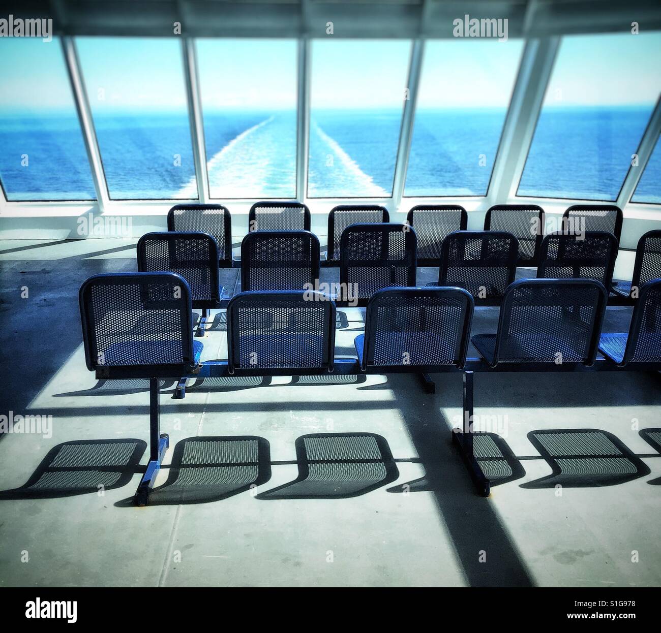 Sunny est vista dal passeggero posteriore sun deck a bordo di traghetti BC nave. Stretto di Georgia, British Columbia, Canada. - Immagine stock catturata con smartphone Sunny est vista dal passeggero posteriore sun deck a bordo di traghetti BC nave. Stretto di Georgia, British Columbia, Canada. - Immagine stock catturata con smartphone
