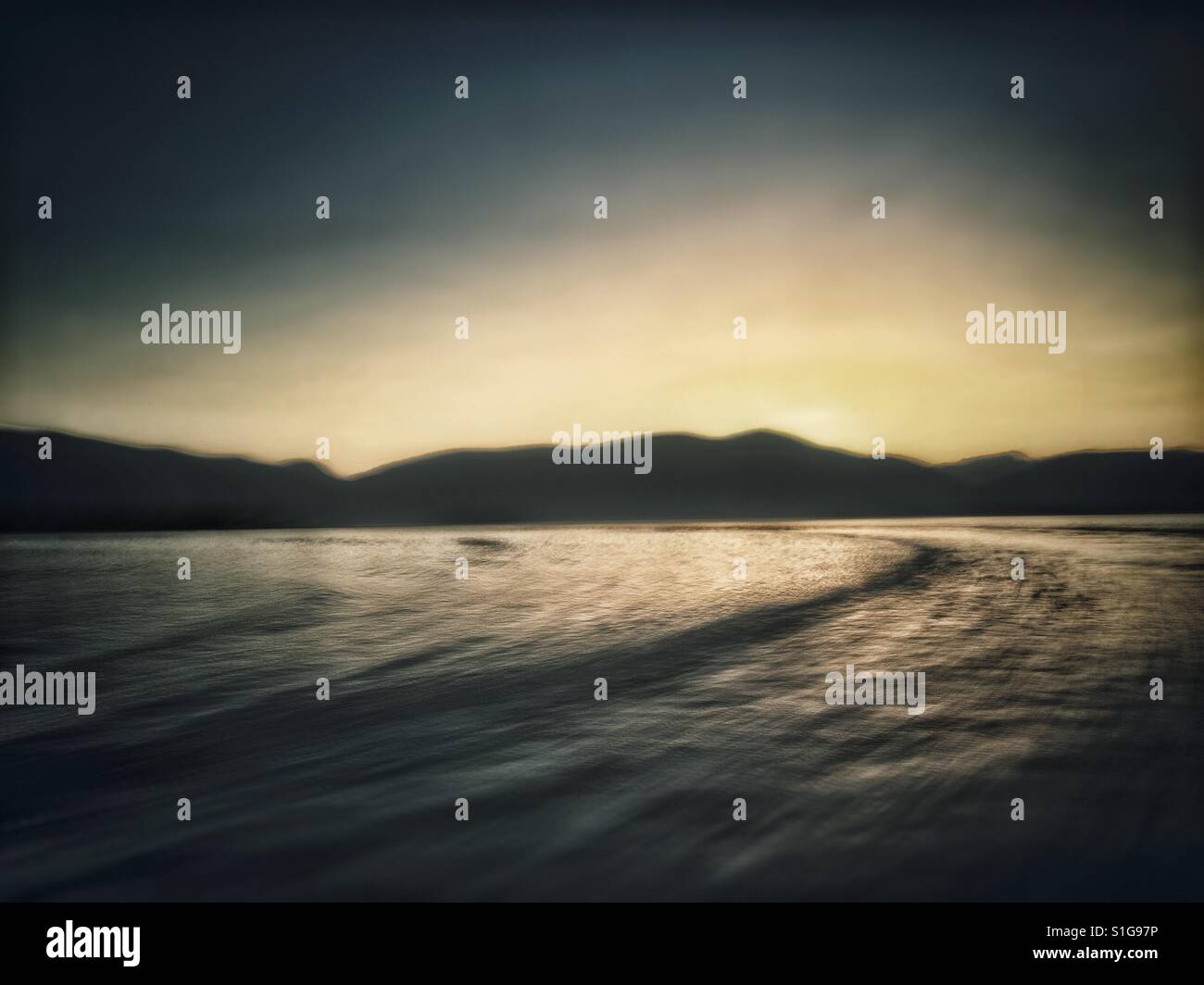 Oceano scuro acqua e sagome di montagna al tramonto. Stretto di Georgia, British Columbia, Canada. - Immagine stock catturata con smartphone