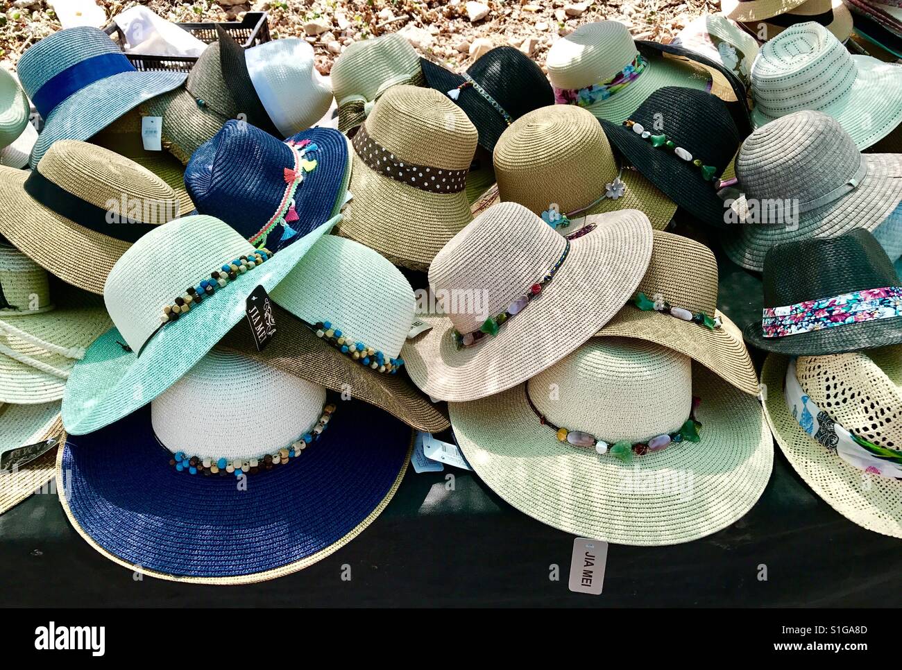 Selezione di cappelli su un mercato spagnolo in stallo. Foto Stock
