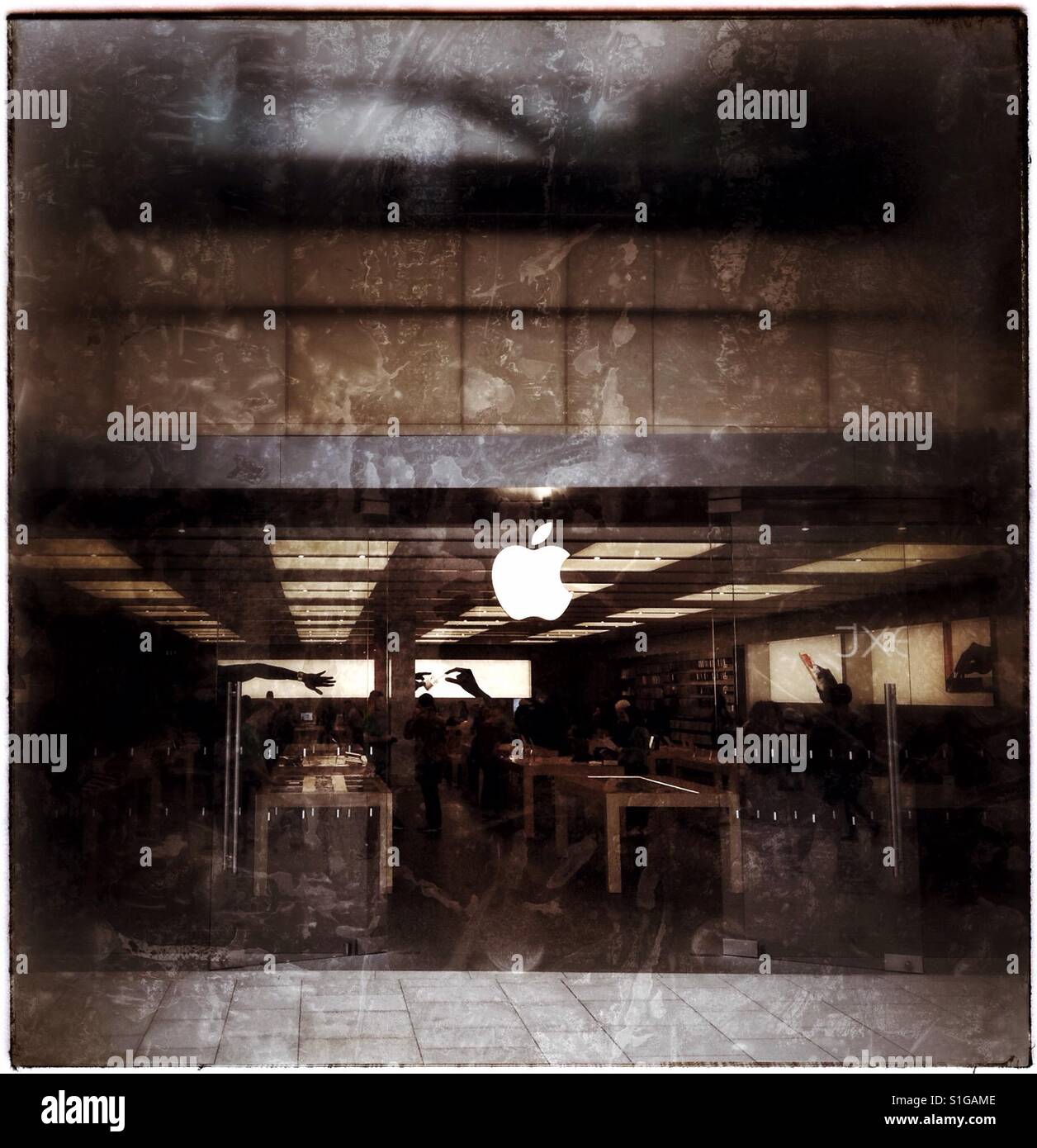 L'Apple Store a Leeds, Regno Unito. - Immagine stock catturata con smartphone