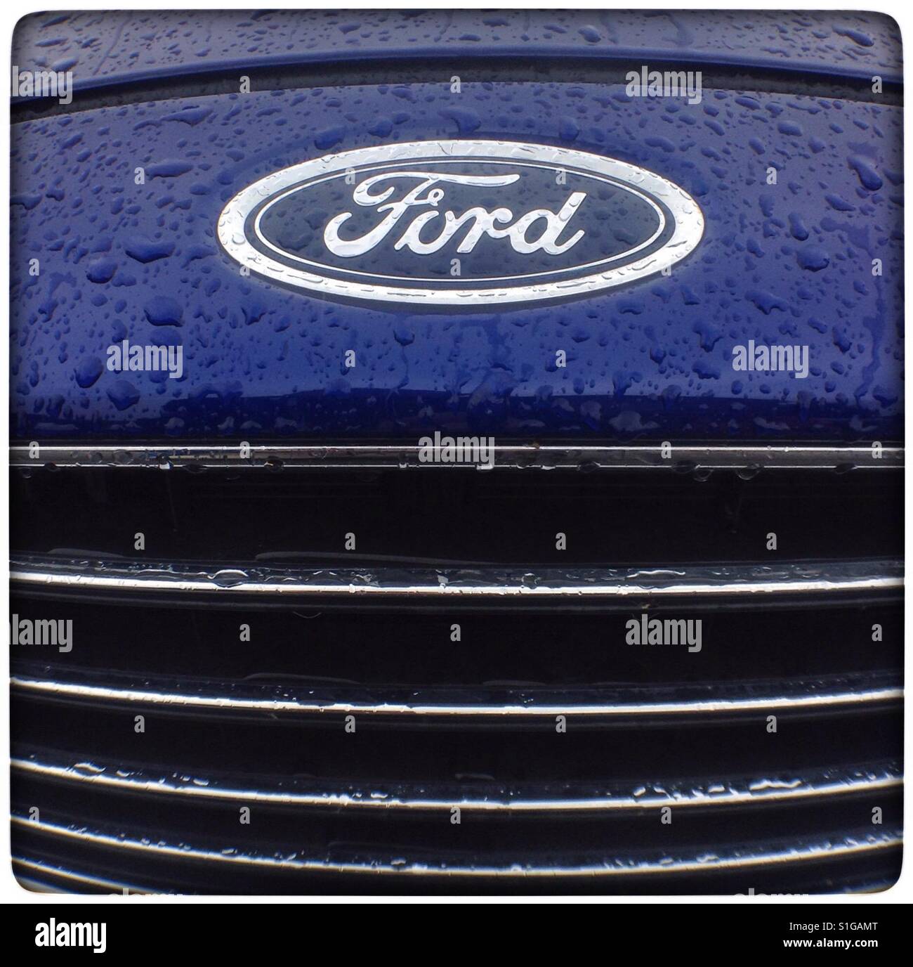 Ford Fiesta cofano badge e grill. - Immagine stock catturata con smartphone