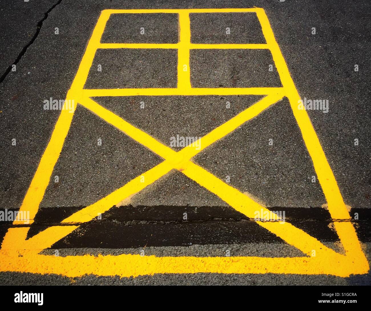 Un giallo scheda di gioco dipinta su asfalto di un parco giochi per bambini Foto Stock
