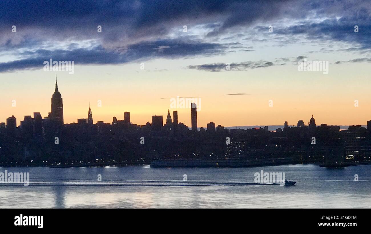 Acqua di mattina i pendolari nella città di New York Foto Stock