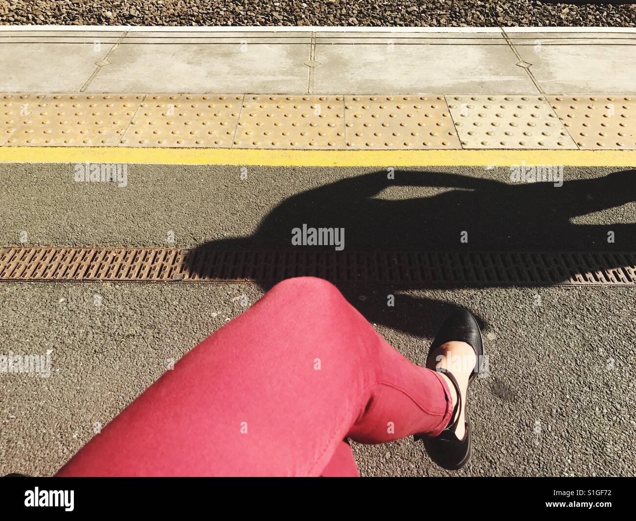 In attesa sulla piattaforma del treno Foto Stock